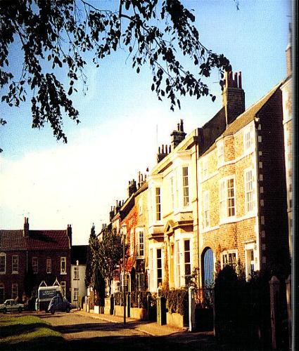 The fine houses on the North of West Green